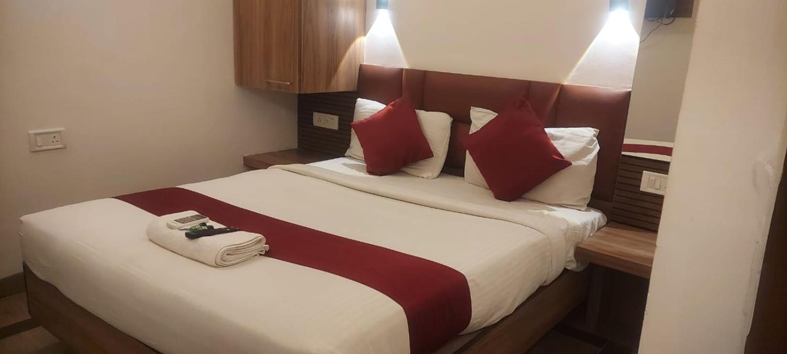 Capital O 69831 Hotel Mount Heera Madras Buitenkant foto