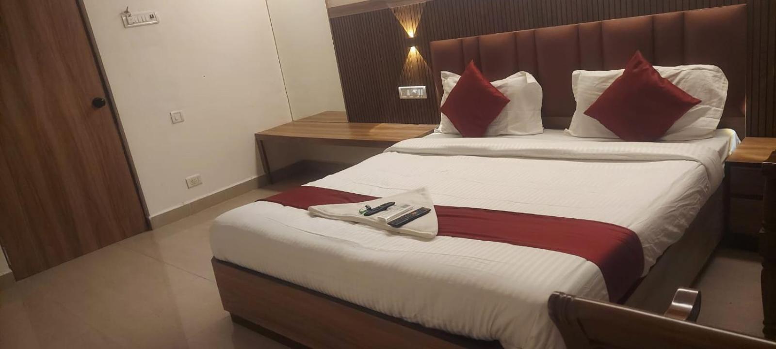 Capital O 69831 Hotel Mount Heera Madras Buitenkant foto